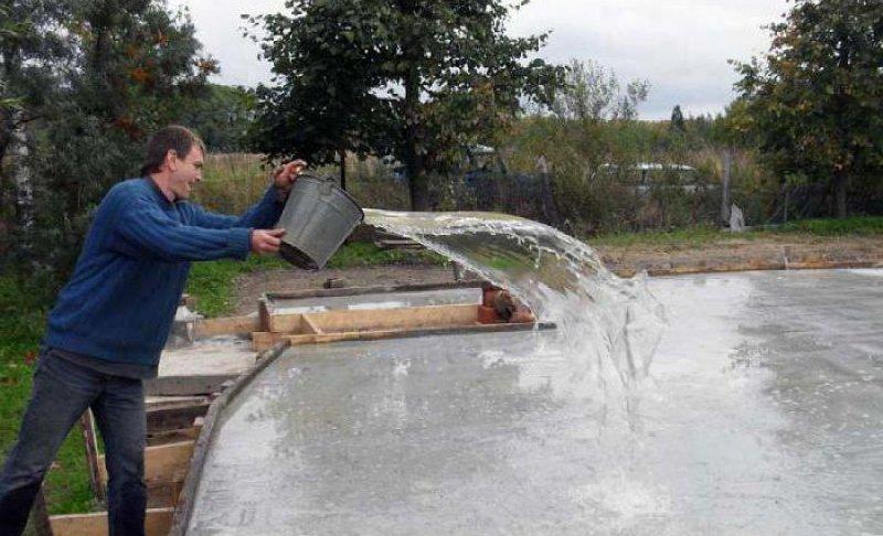 Поливка бетона водой после заливки: правильный уход